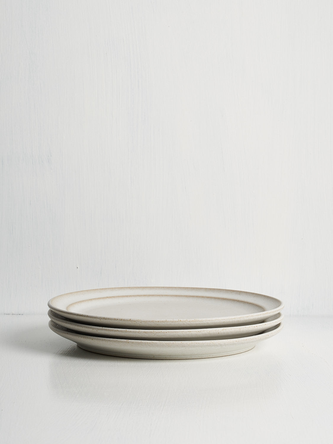 Standard Affair Medium Plate side view with sculptural rim