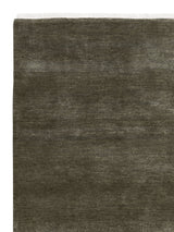 Armadillo Agra Rug in Thistle, corner close-up of the wool pile and edge
