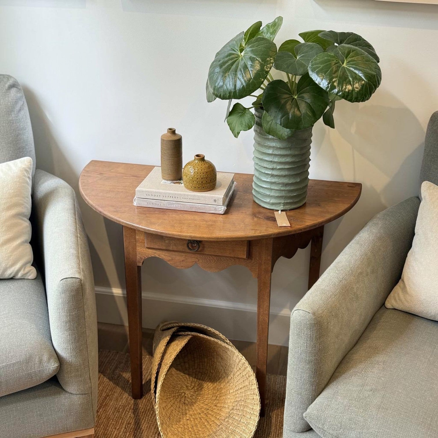 Demi vintage table — full view showing curved silhouette