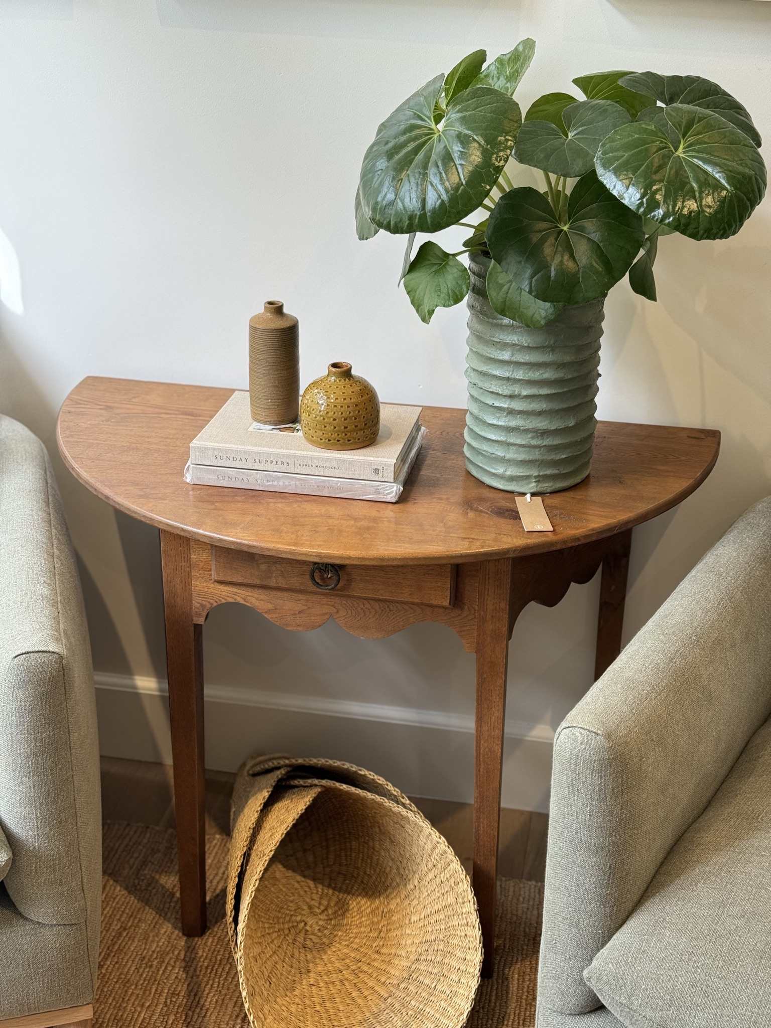 Demi vintage table — full view showing curved silhouette