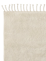Armadillo Petra Rug in Blanc, corner close-up of the new zealand wool pile and edge