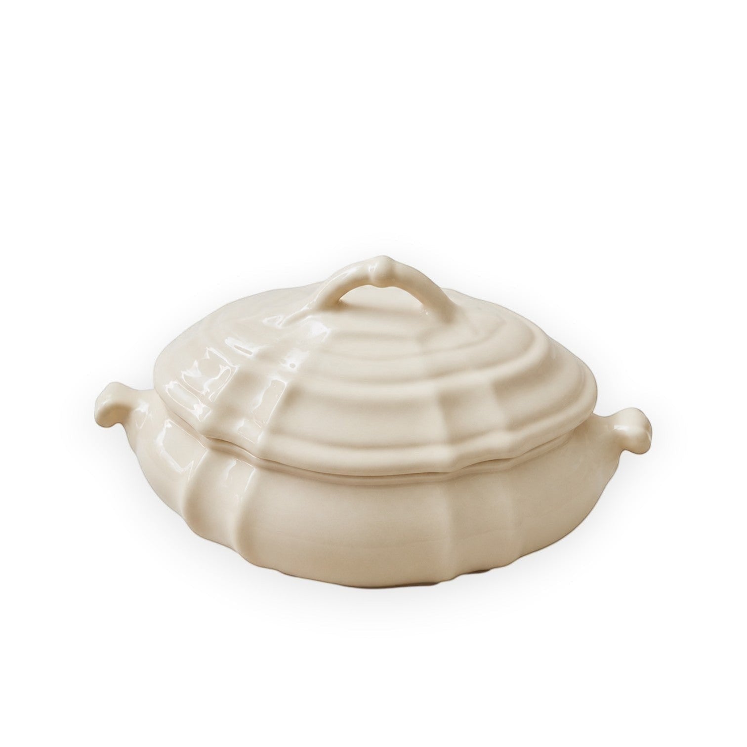 Calimia Home Flora Classico tureen in cream ceramic with 18th-century Italian inspired scalloped lid and handles