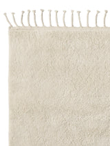 Armadillo Petra Rug in Blanc, corner close-up of the new zealand wool pile and edge
