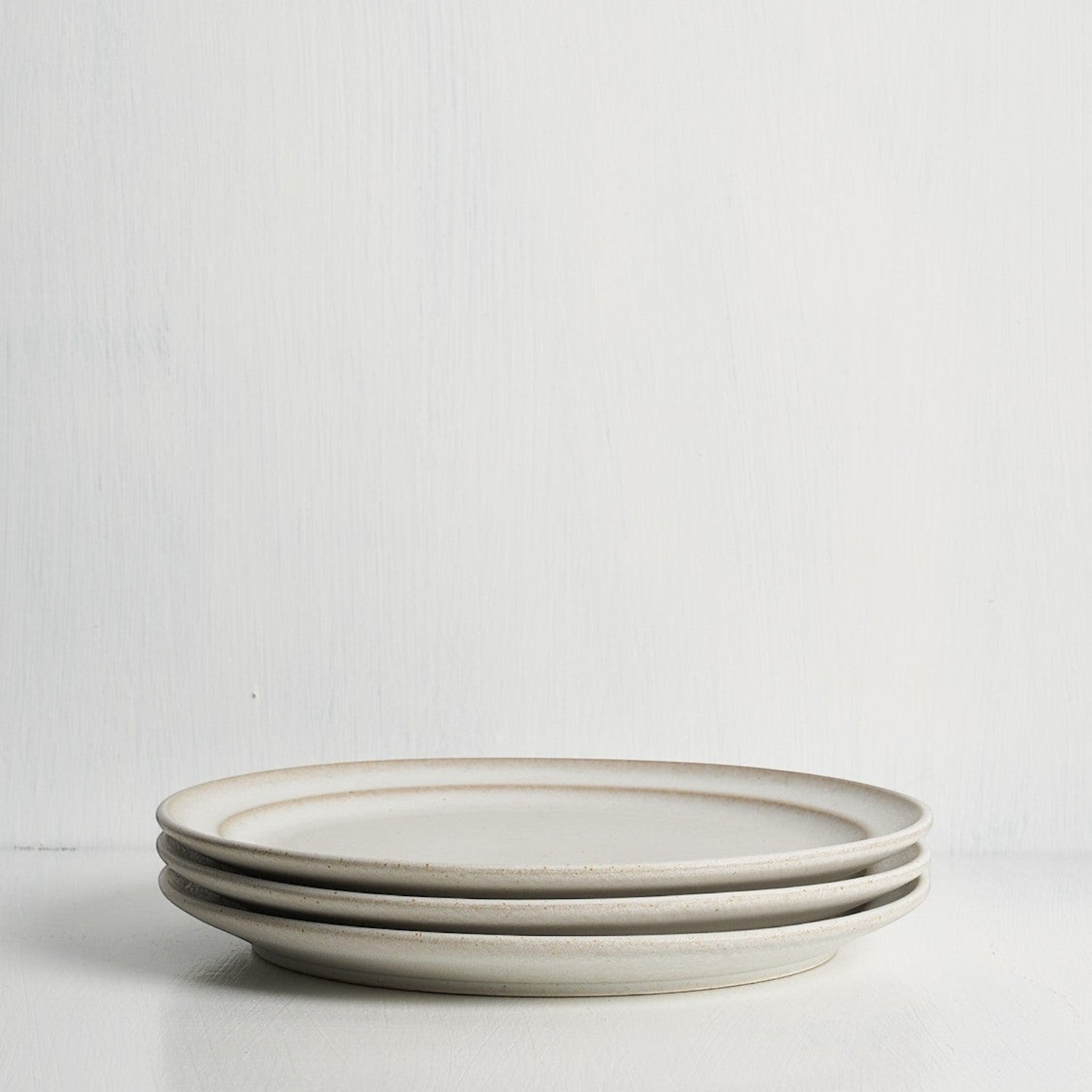 Standard Affair Medium Plate side view with sculptural rim